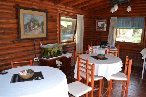 诺诺Las Esmeraldas的小木屋内带桌椅的用餐室