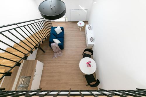 布尔诺Mezonet - Postovska Centr Apartments的客厅设有楼梯,享有高空的景色