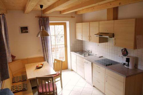 新黎凡特Heinzenhof的小厨房配有桌子和桌椅