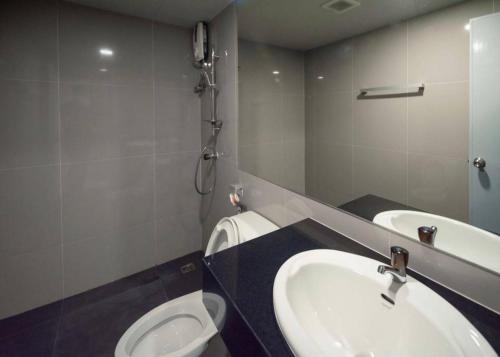 曼那PT Residence Bearing的一间带水槽、卫生间和镜子的浴室