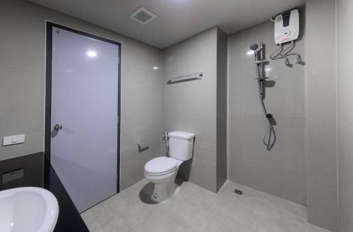 曼那PT Residence Bearing的带淋浴、卫生间和盥洗盆的浴室