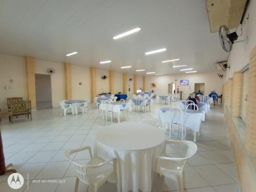 阿基道阿纳Hotel Beira Rio的一间设有白色桌子和白色椅子的房间