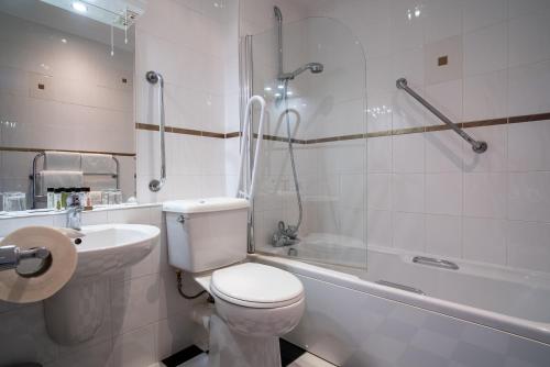 布罗肯赫斯特巴尔默草坪酒店的浴室配有卫生间、盥洗盆和淋浴。