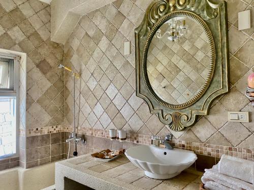 五结英格兰小古堡的浴室设有水槽和墙上的镜子