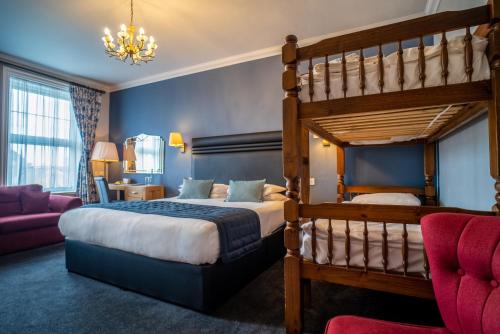 布罗肯赫斯特巴尔默草坪酒店的一间卧室配有双层床和沙发