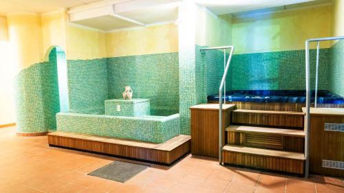 特雷莫西内坎比公寓式酒店的带淋浴和浴缸的浴室