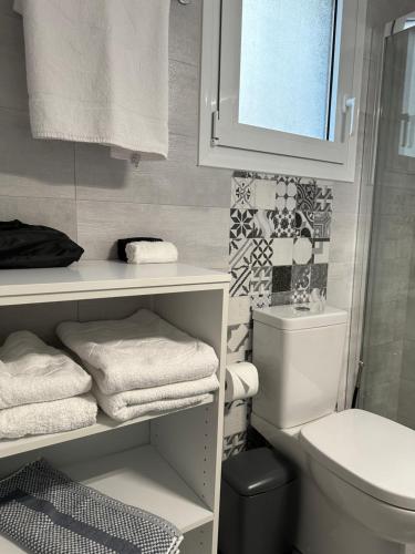 纳夫普利翁Alpha 4的浴室配有盥洗盆、卫生间和毛巾。