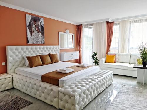 桑丹斯基Парк Апарт-Хотел Виктория 1的大卧室设有一张带白色大床架的大床