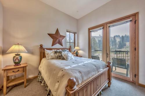 柯克伍德Kirkwood Mountain Resort Properties的一间卧室设有一张床和一个大窗户