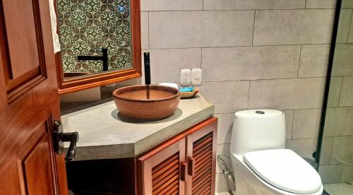 El EdénEl Guayacan Retreat的浴室位于厕所旁的柜台上,配有篮子