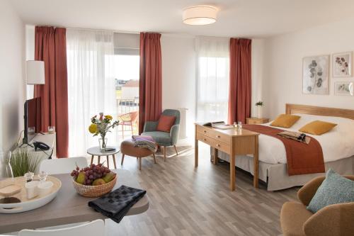 阿兹布鲁克DOMITYS LES CERNEAUX的酒店客房设有床和客厅。
