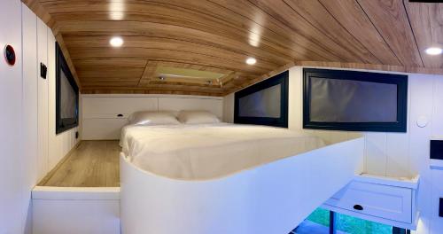 达特恰Tiny Datca的小型客房设有一张大床和木天花板。