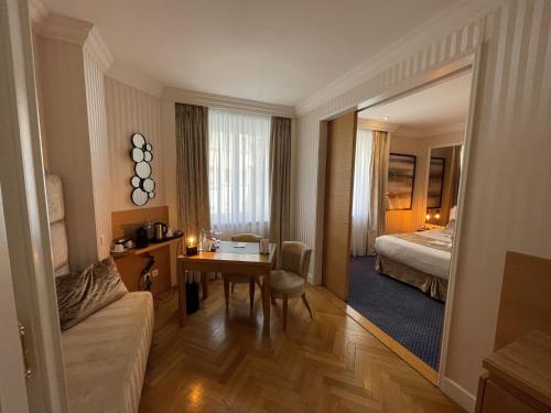 斯特拉斯堡Maison LUTETIA R的酒店客房配有床、桌子和镜子