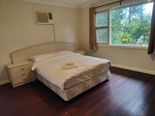 阿马代尔S&S Guest House的一间卧室设有一张大床和一个窗户。