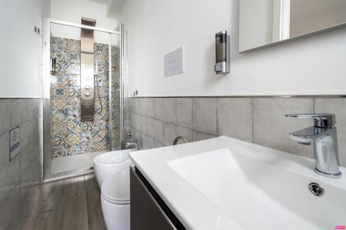 卡梅罗塔码头Ammare Bed & Breakfast的一间带水槽、卫生间和淋浴的浴室