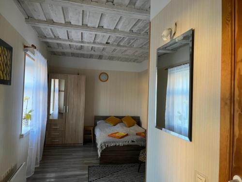 文茨皮尔斯Ostsee Apartments的一间小卧室,配有床和窗户