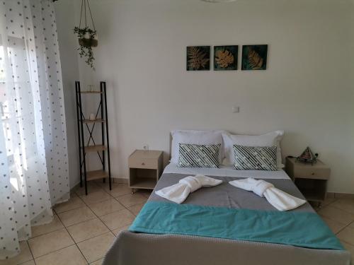 PotamiáIoanna's Apartment的一间卧室配有一张床,上面有两条毛巾