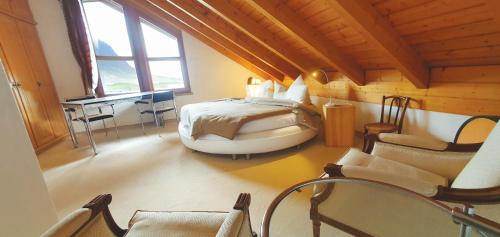 JeninsHeidiHoliday geräumige Maisonette-Attica, Sauna & Panoramaterrasse - aufgewertet 2023的一间卧室配有一张床和一张书桌