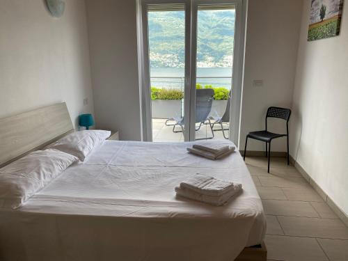Dorio博吉奥二号公寓式酒店的一间卧室配有一张床,上面有两条毛巾