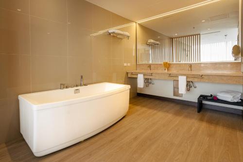 波哥大Liv Hotels的一间带大浴缸和大镜子的浴室