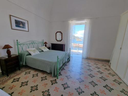 蓬扎Maridea - Corso Umberto的一间卧室设有一张床和一个大窗户