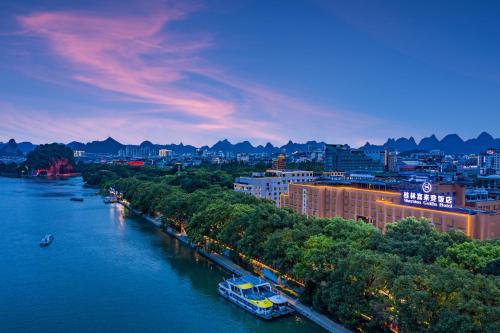 桂林桂林喜来登饭店（焕新升级 ）的一条有城市的河流和一条水中的船