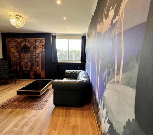 阿维尼翁Villa Pauline的客厅配有沙发和墙上的绘画
