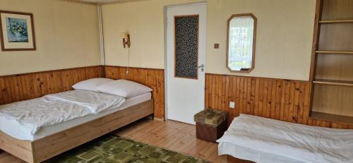 瓦济Dom Wczasowy Orka的一间小卧室,配有床和窗户