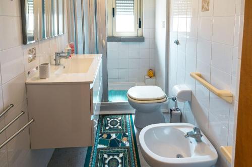 加利波利Luminoso Attico的浴室配有卫生间、盥洗盆和浴缸。