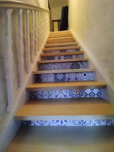 Charmante chambre dans village jurassien的蓝色和白色瓷砖房子的楼梯