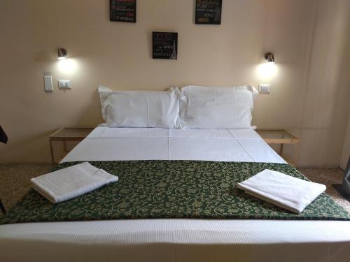 梅斯特特伦托旅馆的一间卧室配有一张床,上面有两条毛巾