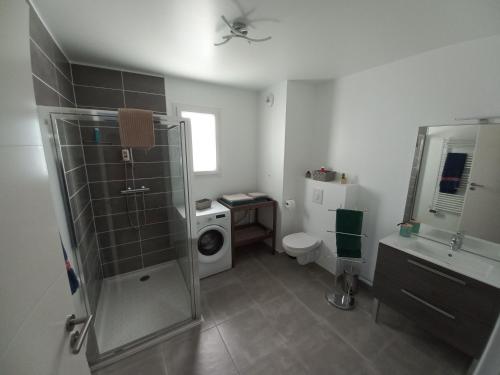 安格雷T2 NEUF ANGLET CENTRE - BIARRITZ的带淋浴和洗衣机的浴室