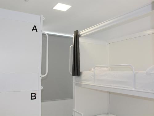 阿尔沃尔Dunas Hostel & Guesthouse的浴室设有白色冰箱及架子