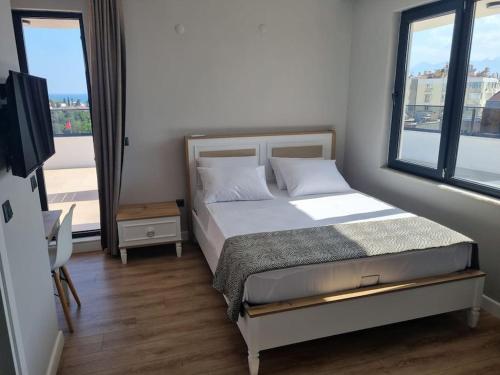 安塔利亚Royal Homes 503的一间卧室设有一张床和一个大窗户