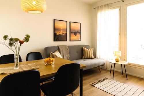 科科拉Ihastuttava luhtitaloyksiö的客厅配有桌子和沙发