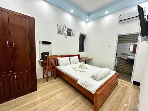 Bạc LiêuKhách sạn Anh Tuấn的一间卧室配有一张床、一张桌子和一个水槽