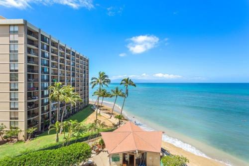 卡哈纳Deluxe Oceanview Maui Studio..New & Updated的享有酒店和海滩的空中景致