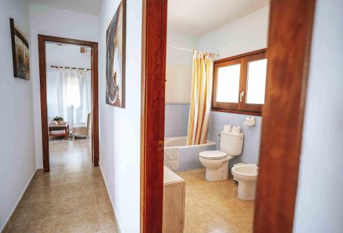 巴利-略夫雷加Can Lari Chalet的一间带卫生间和浴缸的浴室