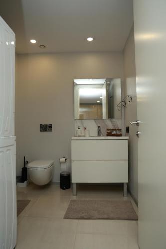 伊斯坦布尔Prime Residence -I-BDROOM的一间带水槽、浴缸和镜子的浴室