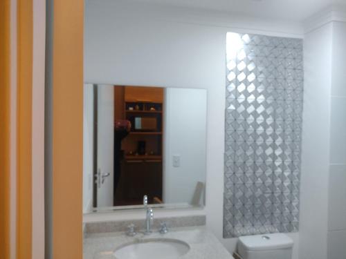 圣保罗Stúdio lindo no Tatuapé的一间带水槽、镜子和卫生间的浴室