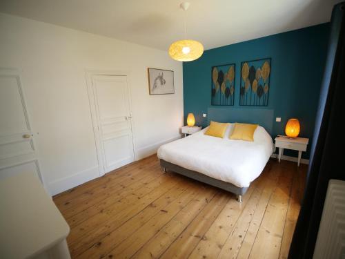 蓬托尔松杜库埃农乐思酒店的一间卧室配有一张床和两张带台灯的桌子。