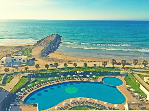 丹吉尔里亚德摩加多尔海景大酒店及水疗中心的享有度假胜地的空中景致,设有游泳池和海滩