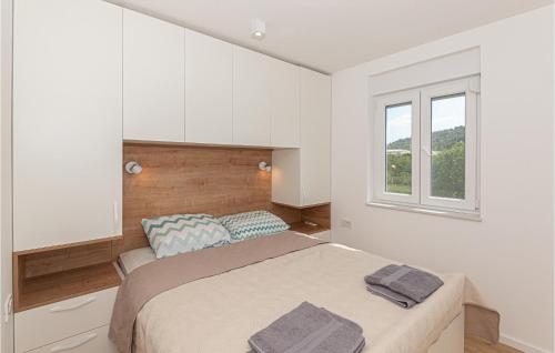 比利切Awesome Home In Bilice With Wifi的白色的卧室设有床和窗户