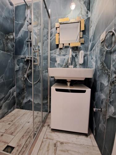 尼坡帝Gala Premium的一间带水槽和淋浴的浴室