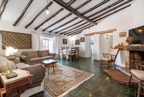 奥埃拉斯Casa do Mar - Golf Jamor的带沙发和壁炉的客厅