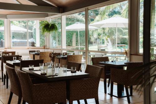 奥瑟戈尔蕨类酒店的用餐室设有桌椅和窗户。