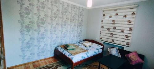 盖贝莱Samist Villa的一间小卧室,配有床和窗户