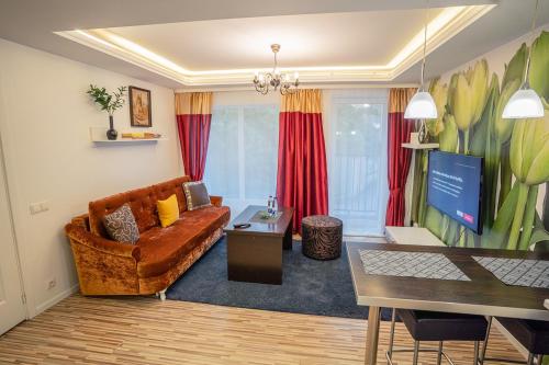 考纳斯阿尔陪特里公寓酒店的客厅配有沙发和桌子