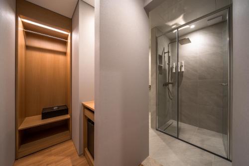 首尔Comfort inn Yeouido的带玻璃门的浴室内的步入式淋浴间