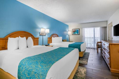 代托纳海滩热带风度假酒店的酒店客房设有两张床和电视。